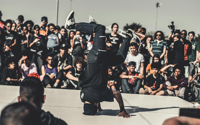 Homme danse urbaine devant public