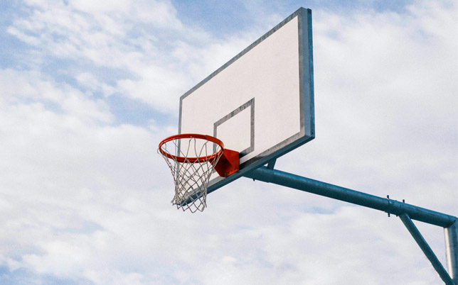 un panier de basket en plein air.