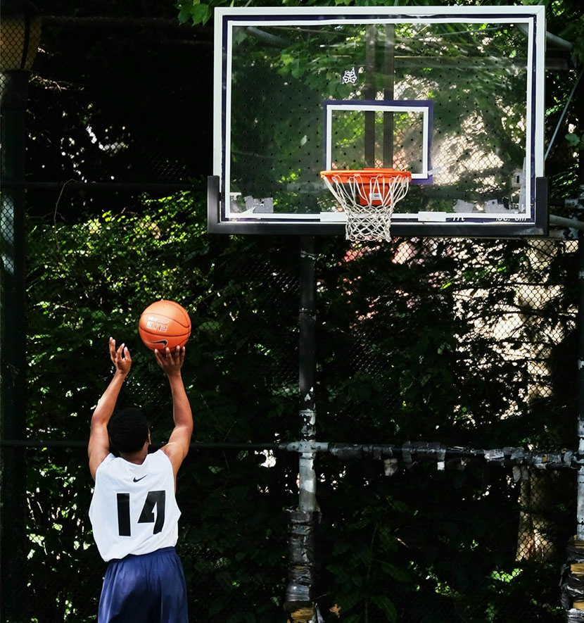 joueur de basket tente un panier de basket.