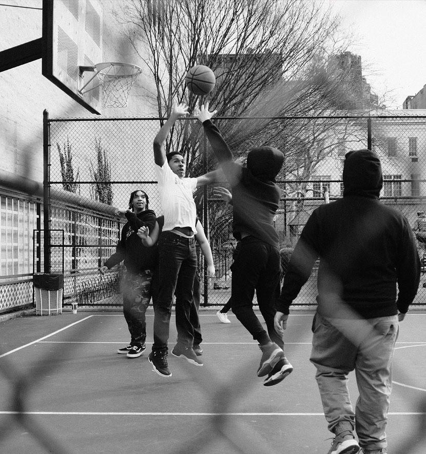 joueurs de basket de rue en noir et blanc.