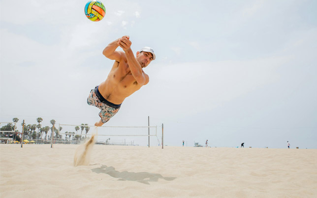 Homme qui fait du beachvolley