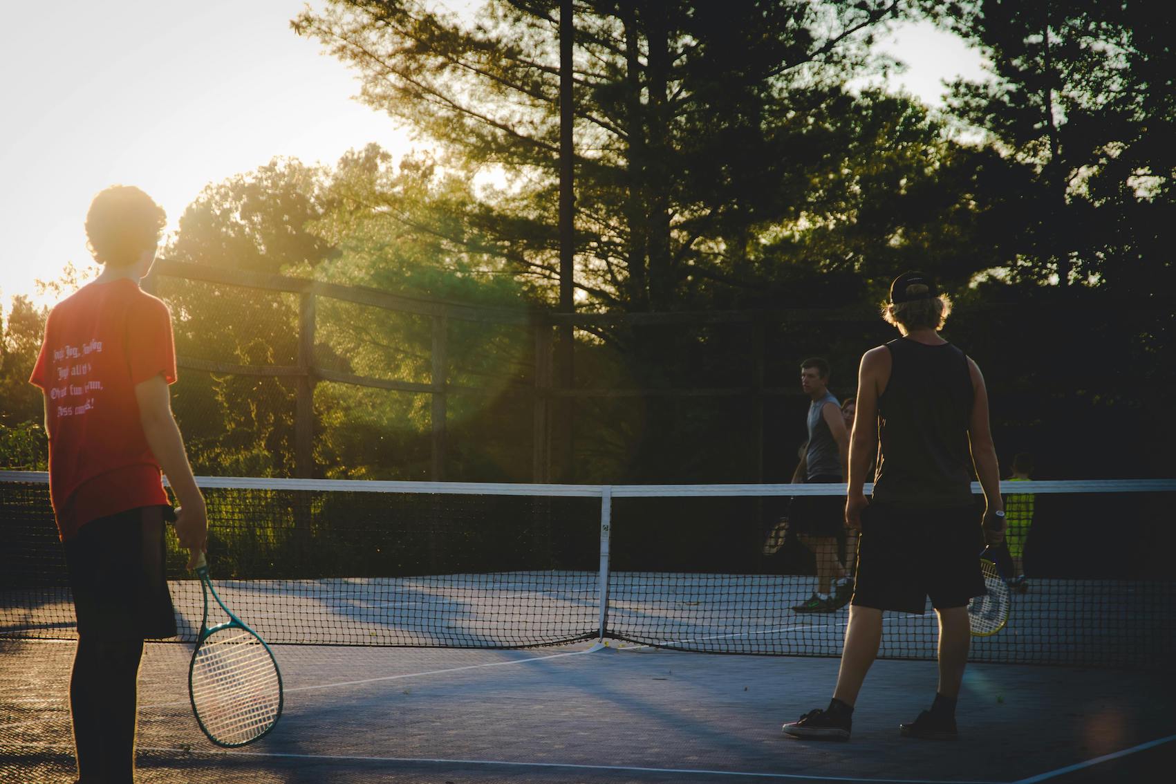 joueurs de tennis a contre jour.