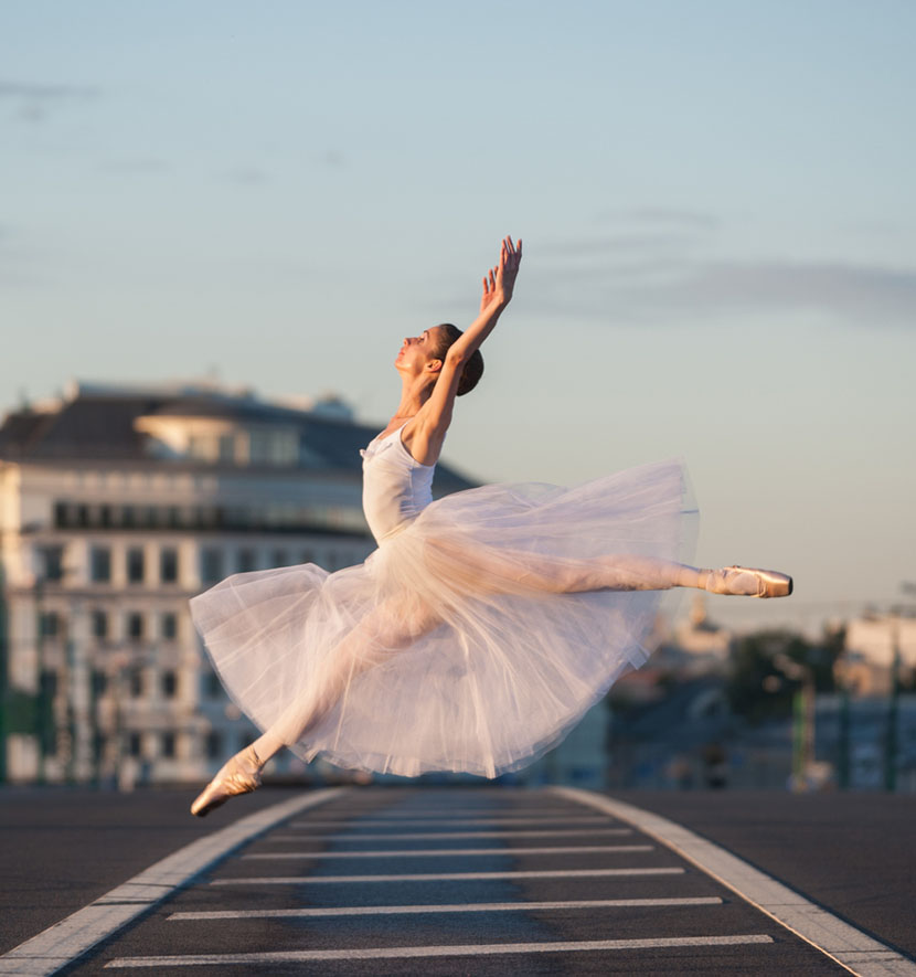 ballerine saute dans la rue.