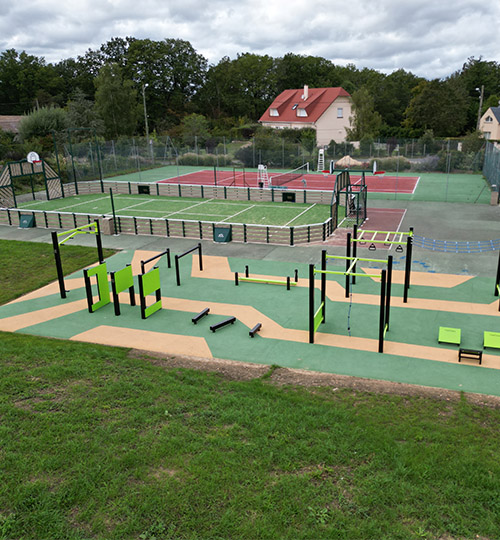 espace sportif extérieur comprenant un parcours ninja, un terrain multi sport et un terrain de tennis.