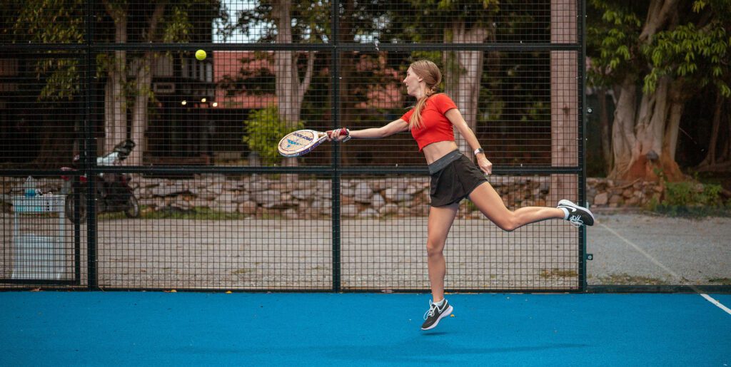 joueuse de padel en plein air.