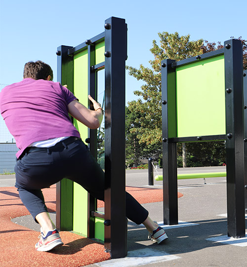 un homme passe au travers de modules de sport en plein air.