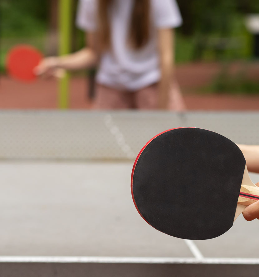 raquette de pingpong en premier plan.