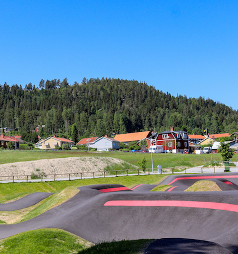 pumptrack dans un décor de montagne avec ciel bleu.