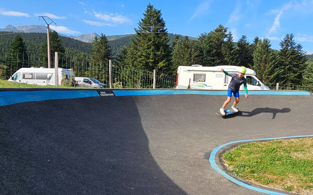 Homme qui fait du skateboard