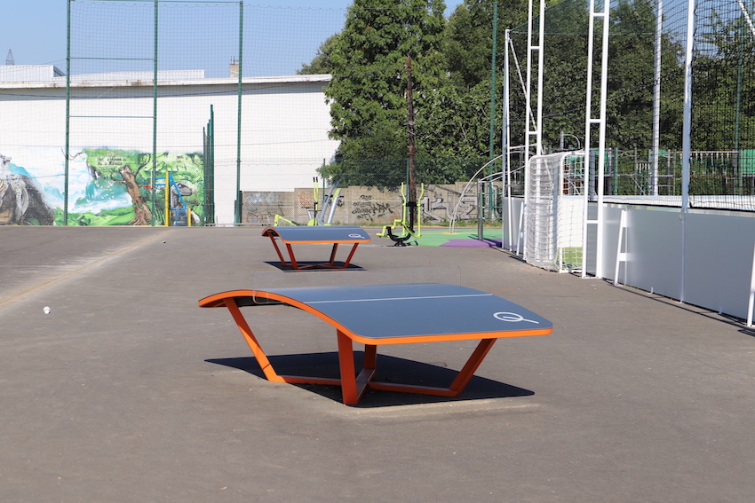 deux tables de teqball devant des velos elliptique en plein air.