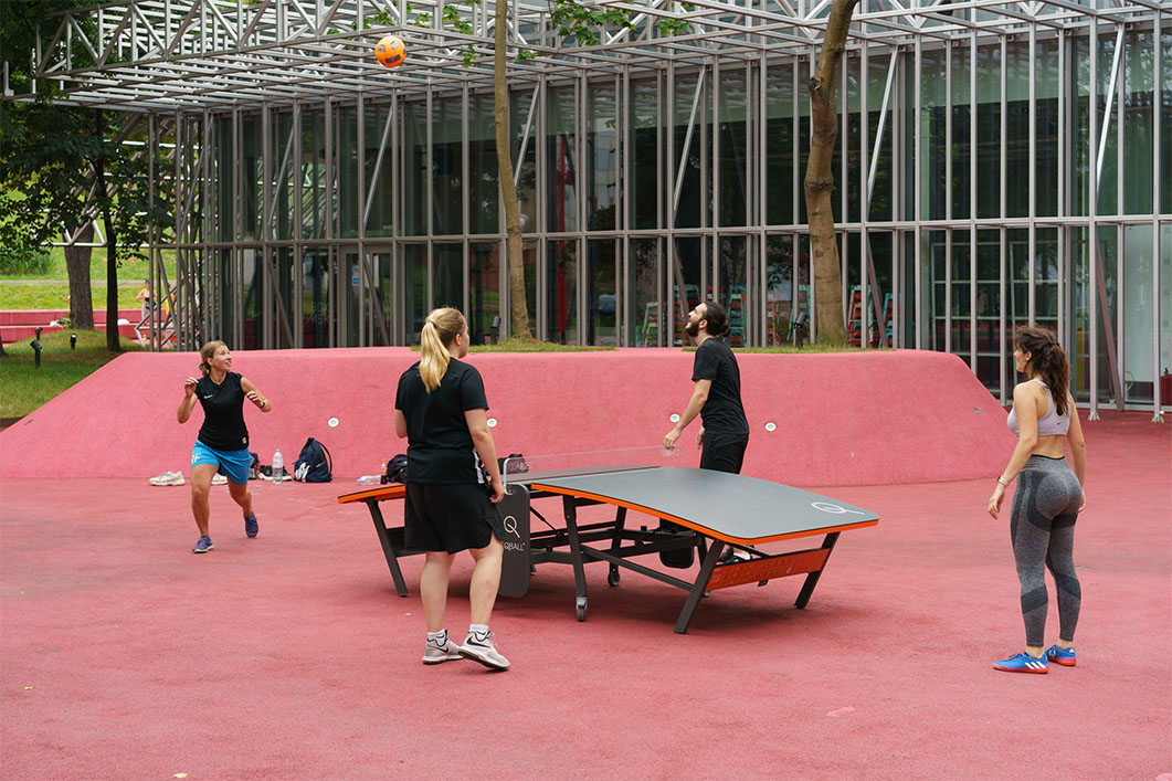 4 utilisateurs de tequball en pleine partie en plein air.