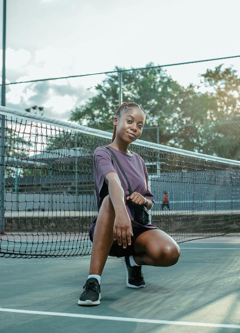 fille sur terrain de tennis