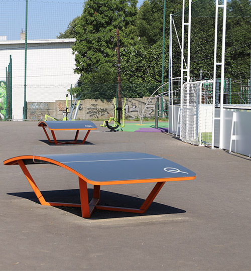 deux tables de teqball.