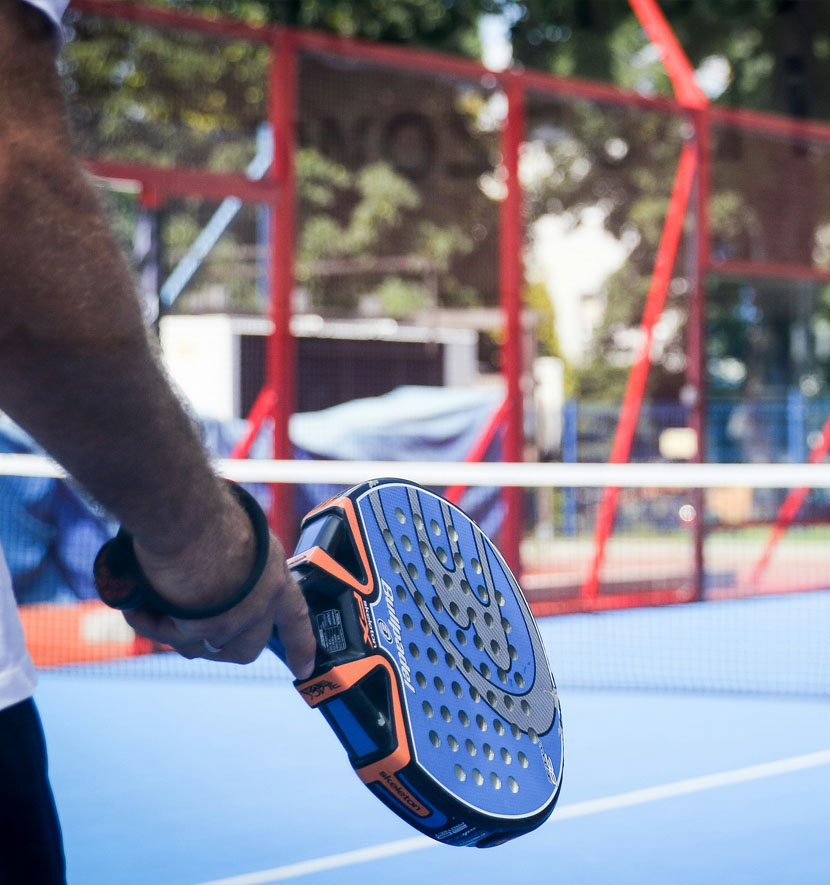 raquette de padel sur un court extérieur.