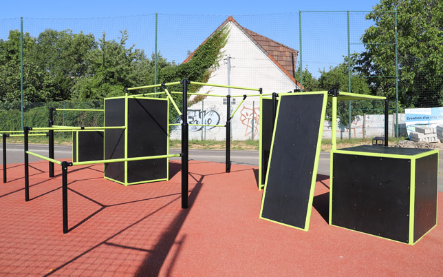 une structure de parkour en plein air