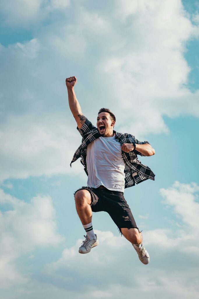 Homme qui saute en l'air