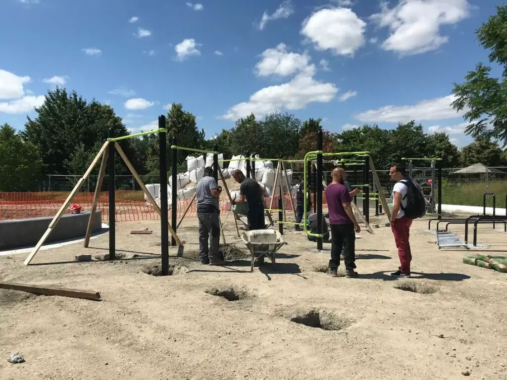 chantier d'installation d'une station de streetworkout.