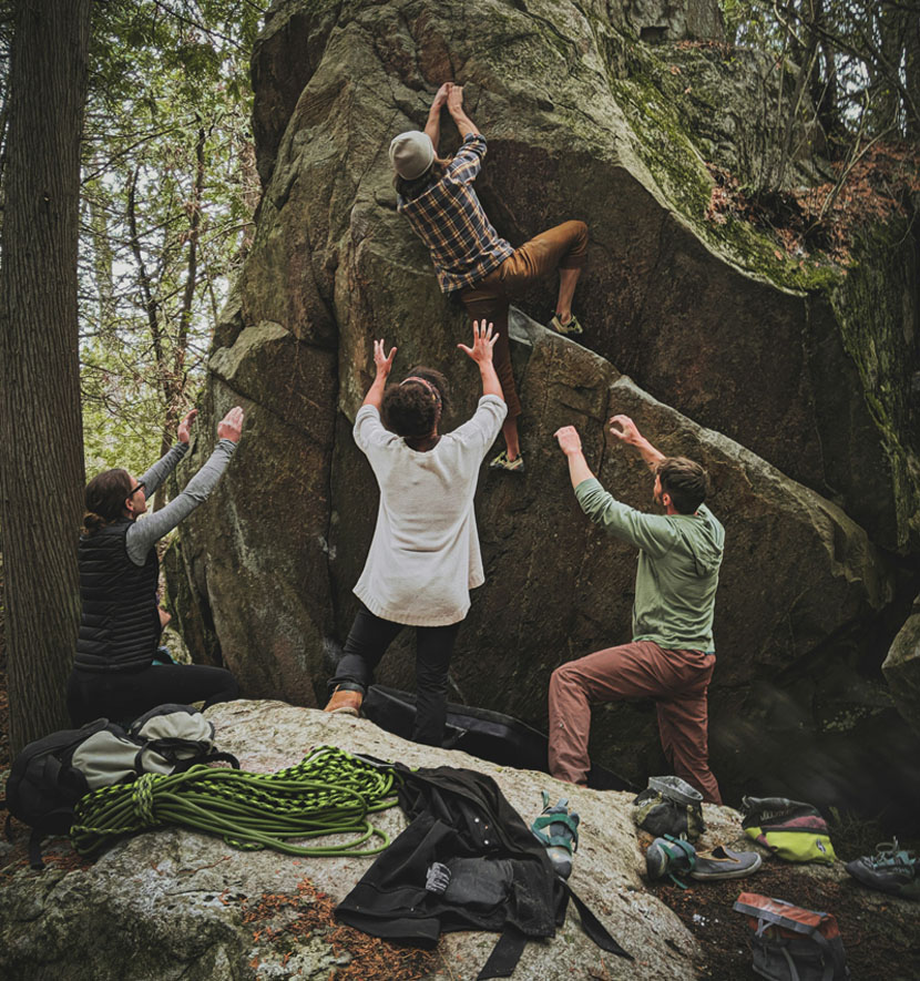 escalade de bloc en foret.