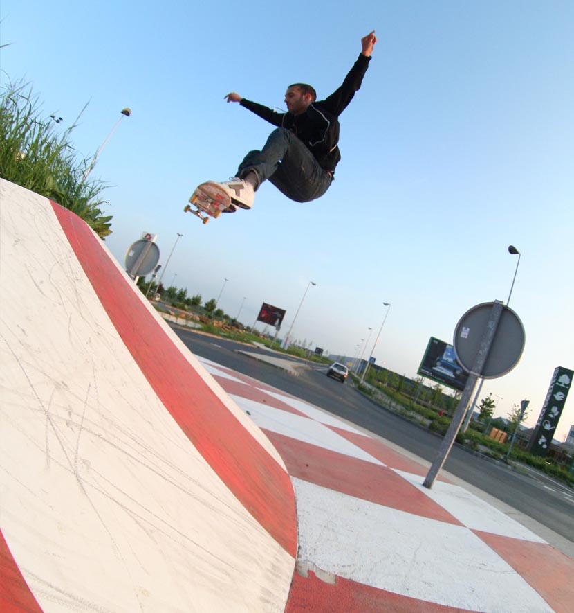 skateur saute sur un rond point coloré.