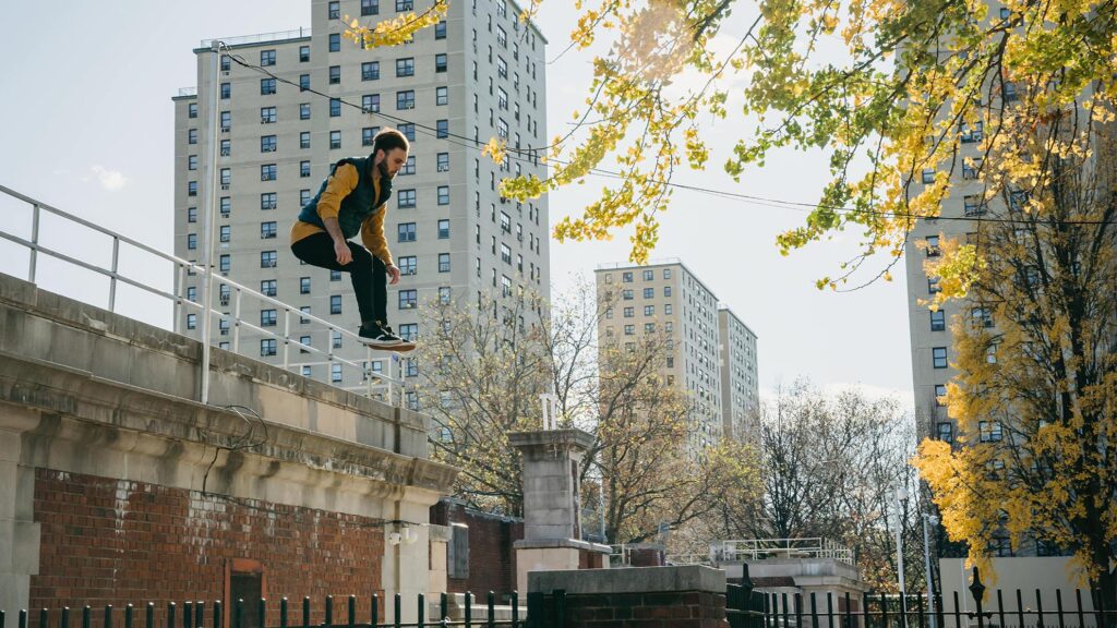 pratiquant de parkour saute dans la ville.