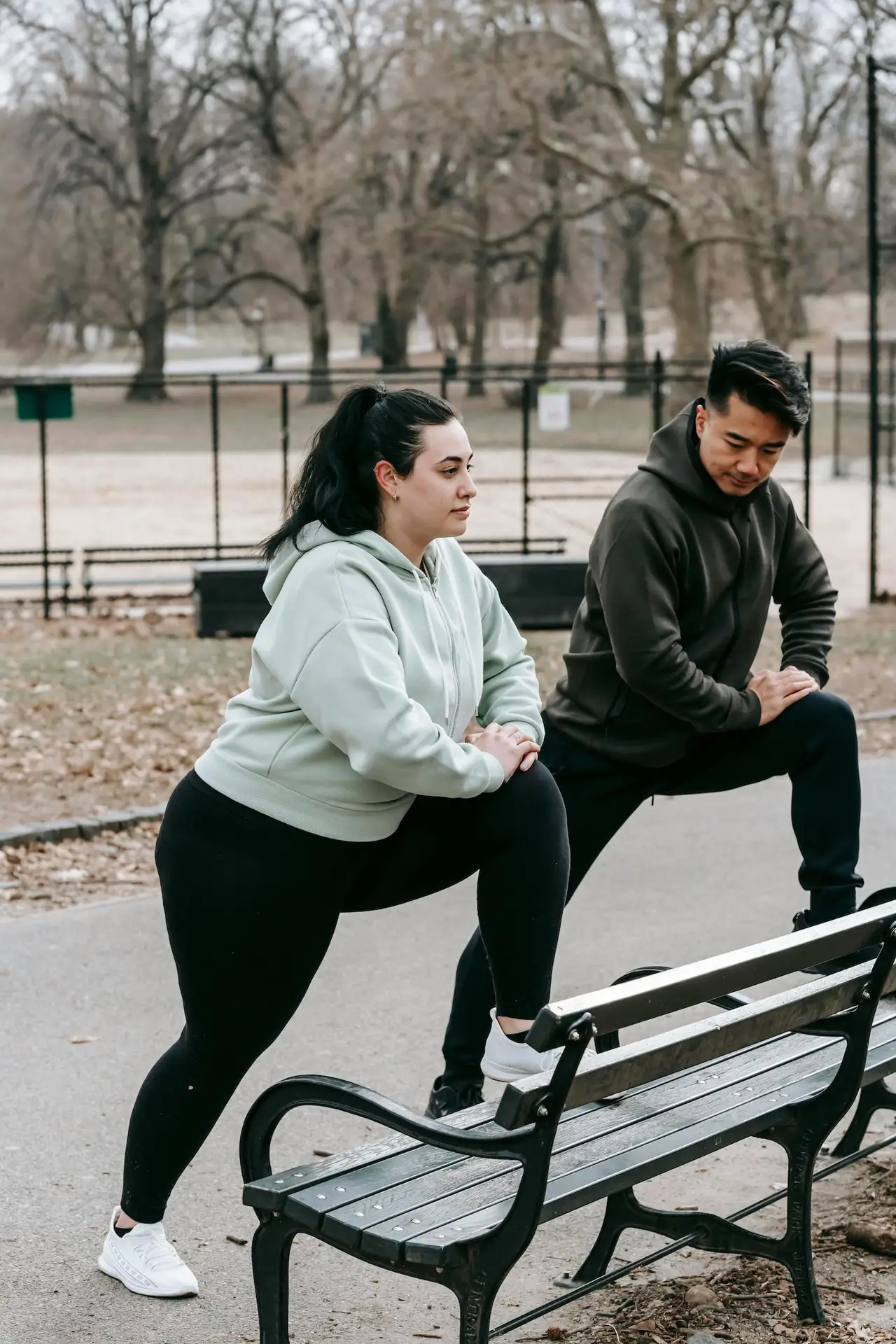 couple faisant des étirements sur un banc public