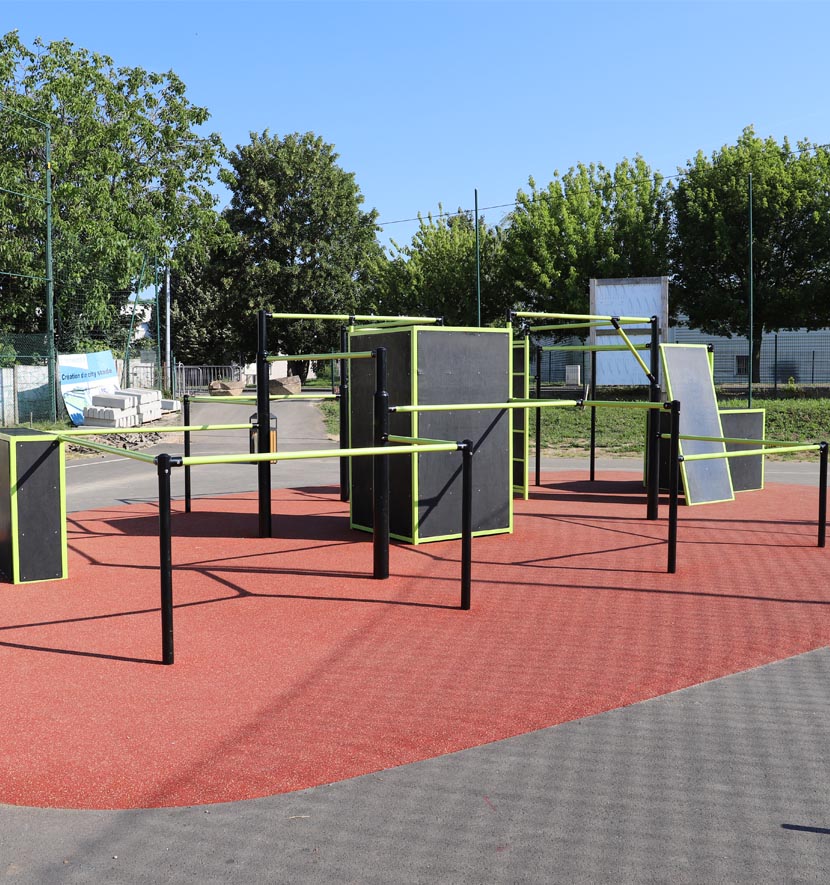 structure de parkour verte et noire en extérieur.