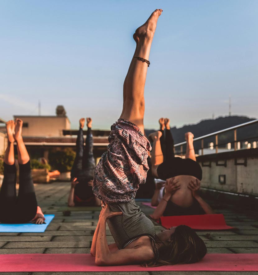 femme et groupe en posture de yoga.